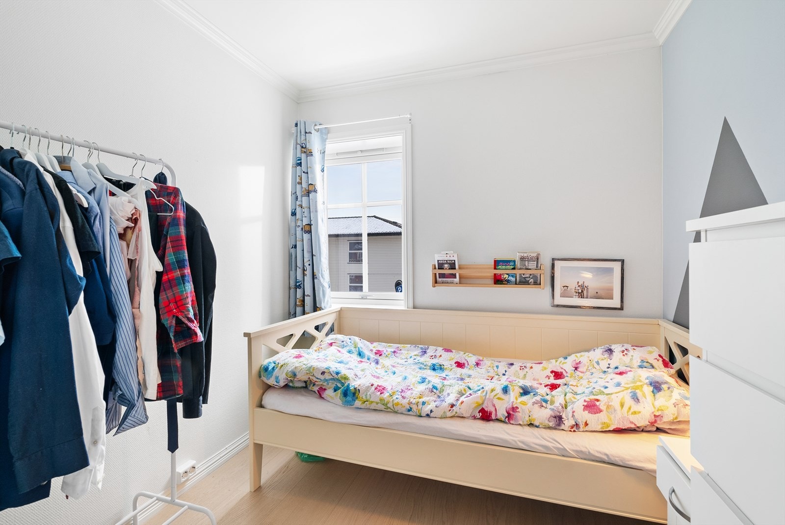 Leiligheten har hele fem soverom - To i 2. etasje og tre i loftsetasjen Galleribilde