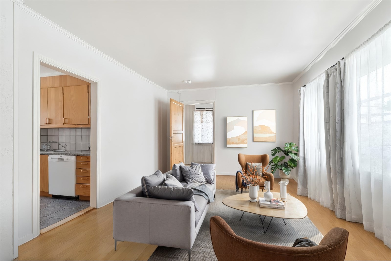 Stuen er utført med parkettgulv, lysmalte overflater og store vinduer som gjør rommet både lyst og luftig Galleribilde