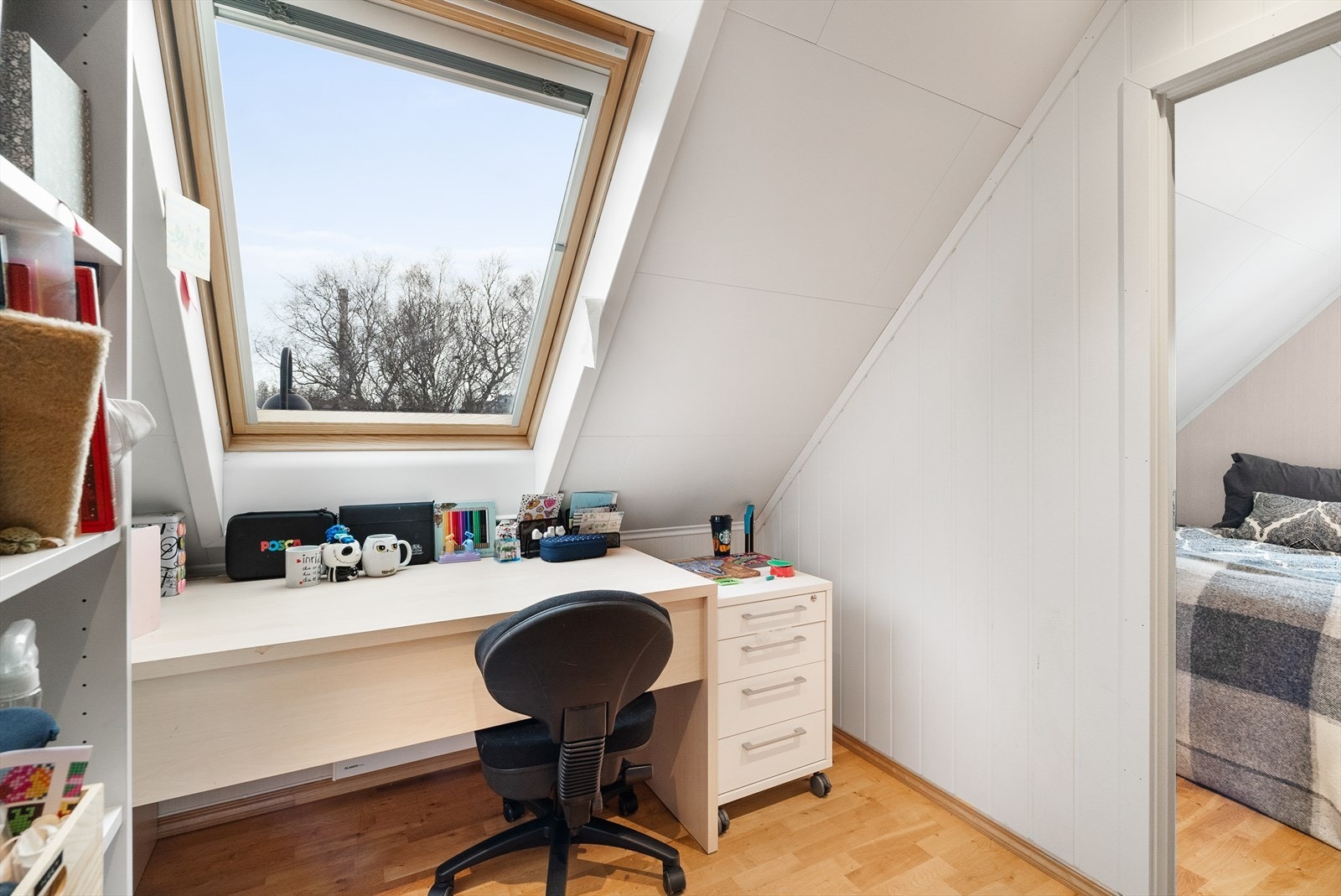 Gangen på loftet har takvindu og passer fint som kontorområde Galleribilde