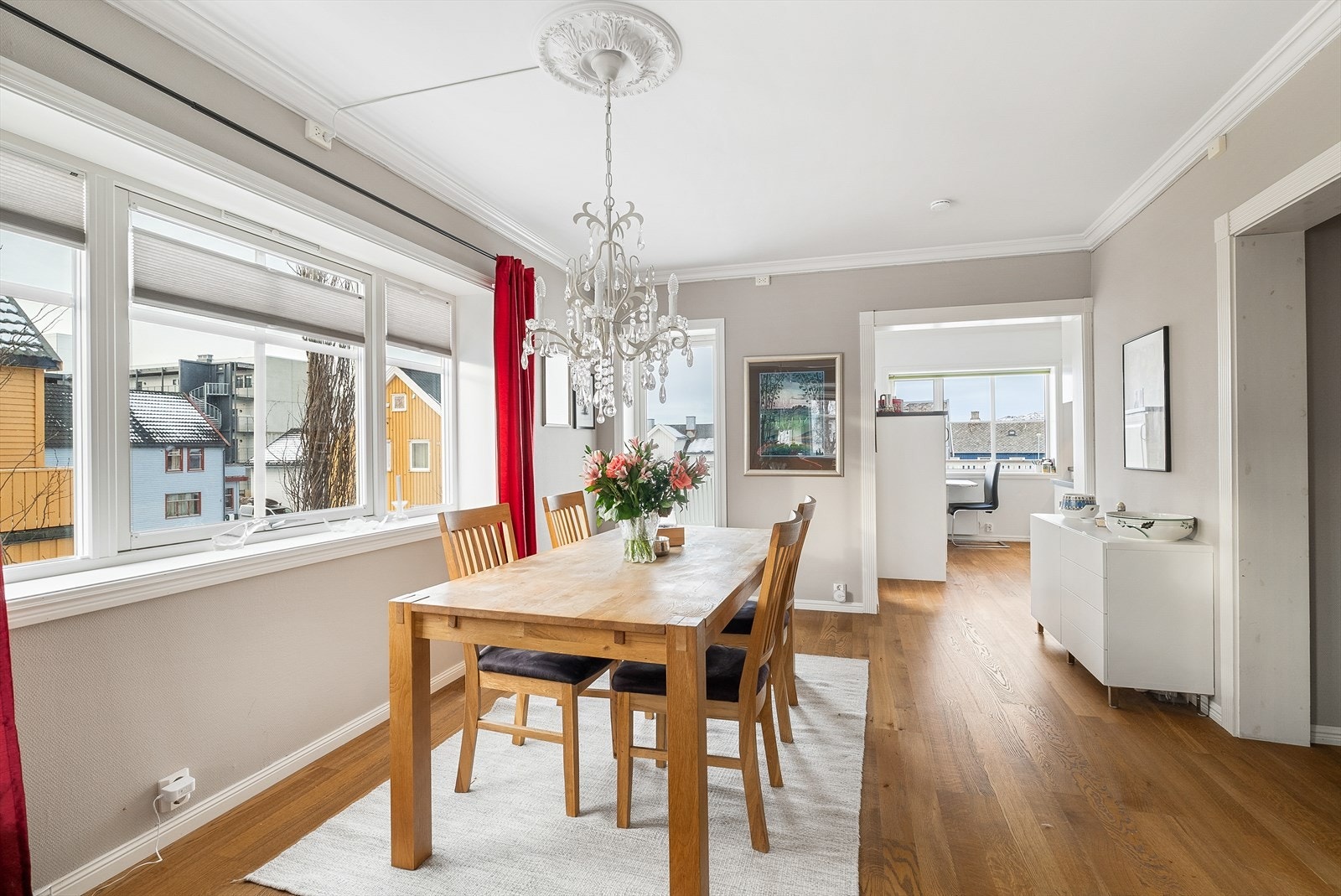 Stue, gang og kjøkken ble modernisert i 2011 med bl.a. oppgraderte overflater og ny kjøkkeninnredning - Videre ble det skiftet gulv på soverommene og oppgradert bad i 2019/2020 Galleribilde