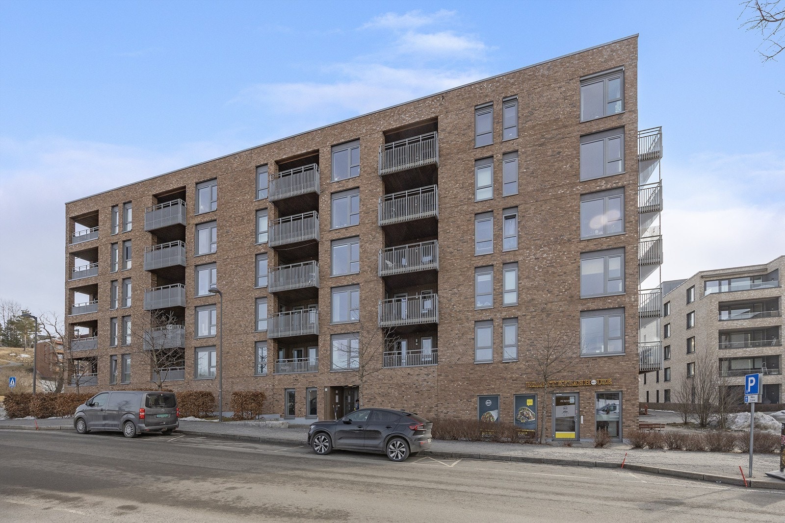 Fasade fra gateplan Galleribilde