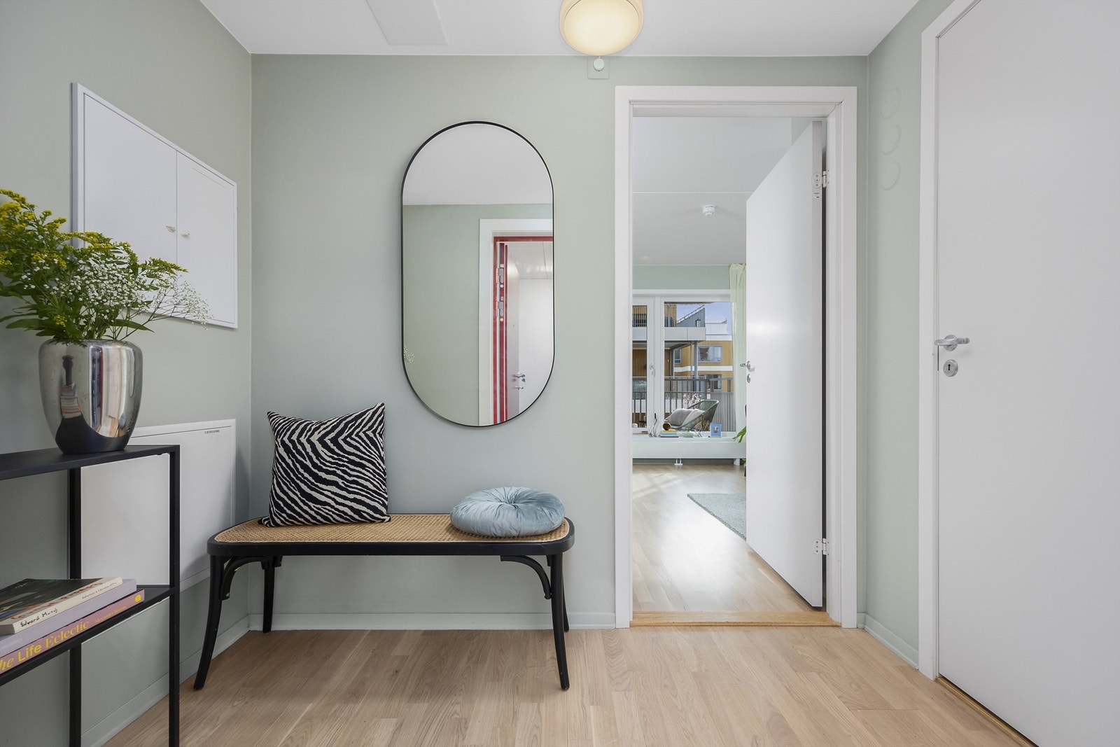 Romslig og lys entré med god plass til å opprette garderobeløsning til sko- og yttertøy Galleribilde