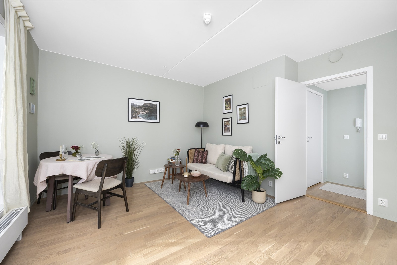 I stuen er det god plass til både sofagruppe og spiseplass. Store vindusflater sørger for godt med naturlig lys Galleribilde