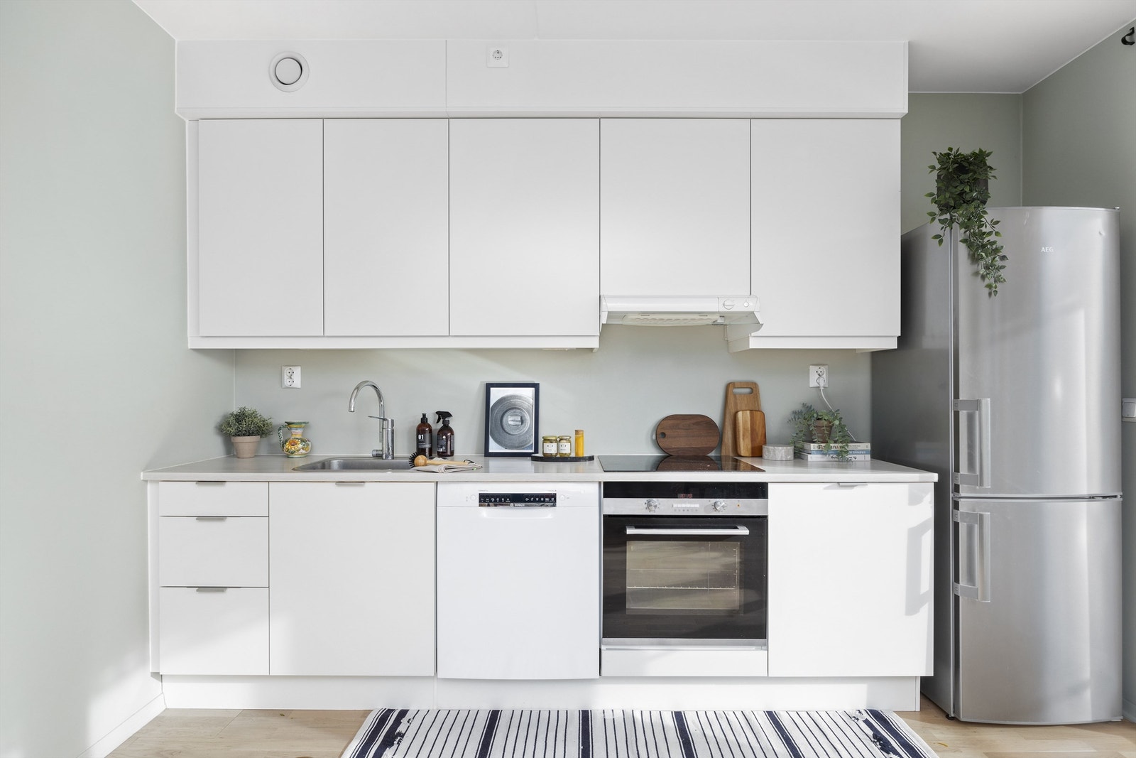 Kjøkkenet fremstår delikat med moderne innredning fra HTH Galleribilde