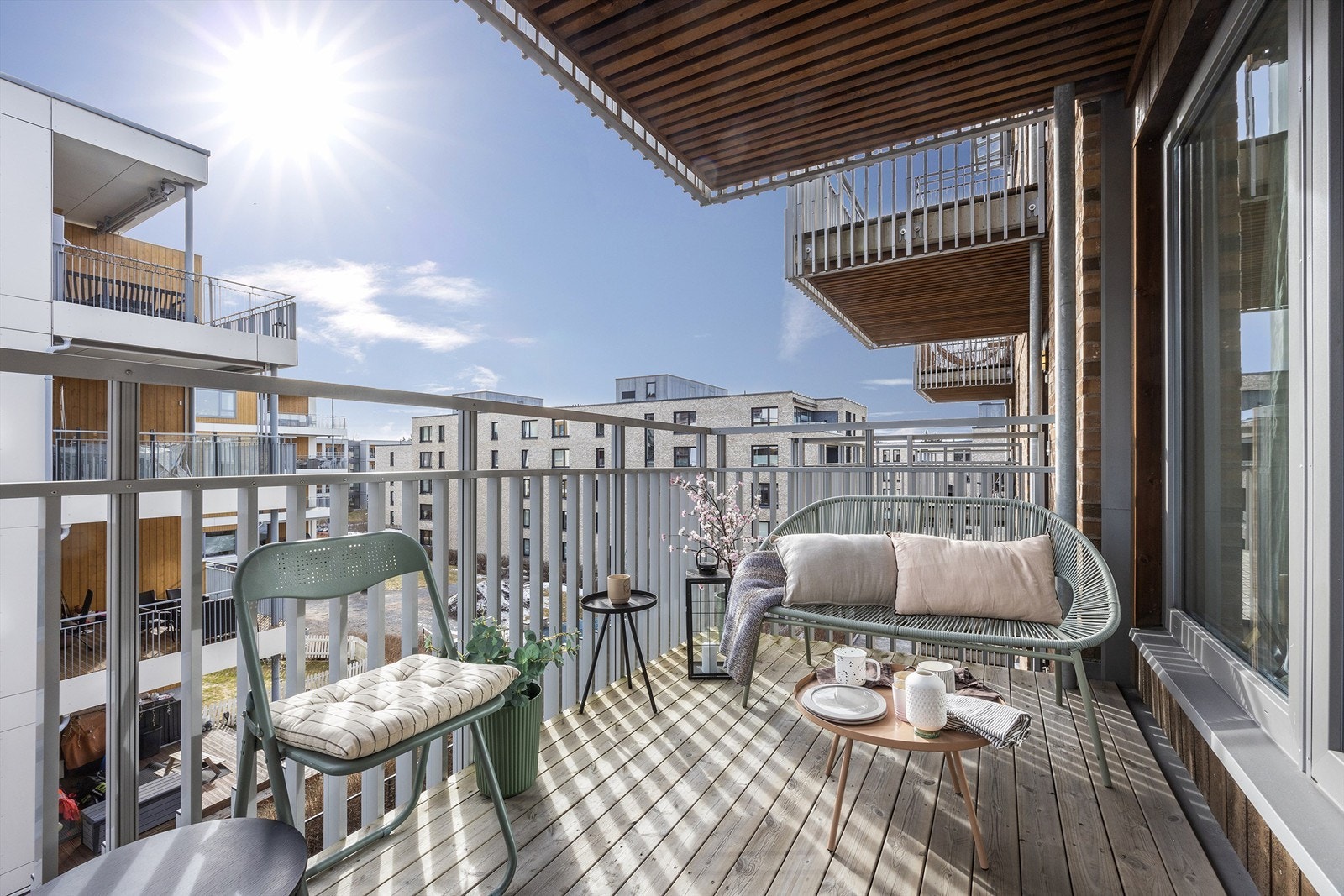 Hyggelig balkong med fin utsikt over sameiets fellesarealer Galleribilde