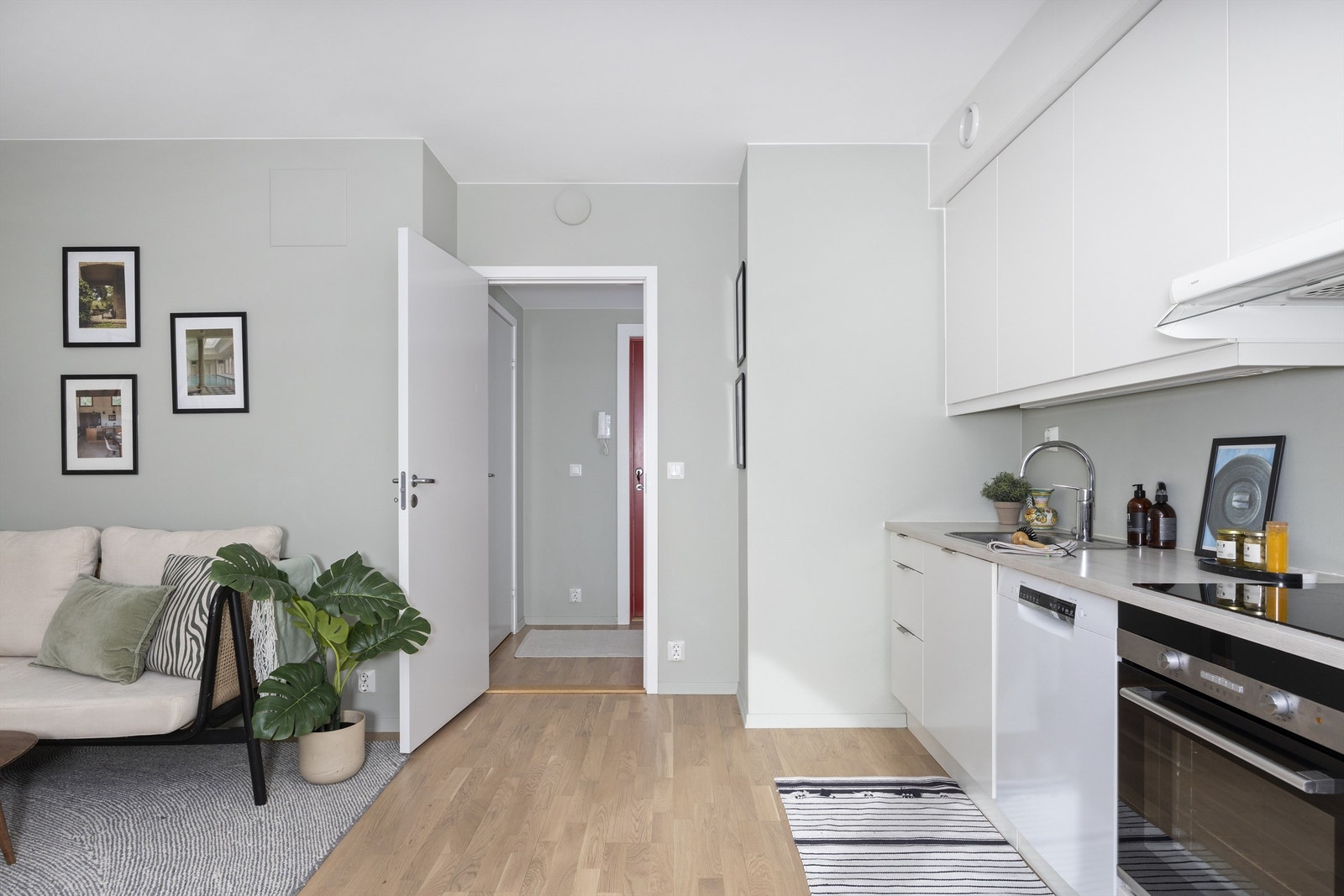 Arealeffektiv og lys stue med god plass til sofagruppe og spiseplass ved kjøkken Galleribilde