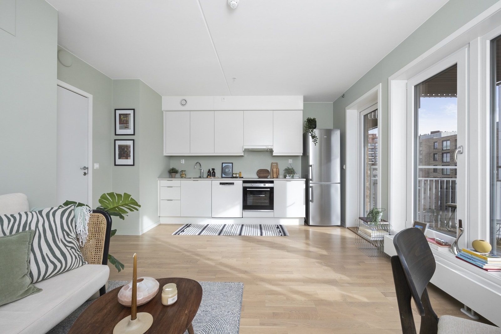 Utgang til hyggelig og romslig balkong Galleribilde