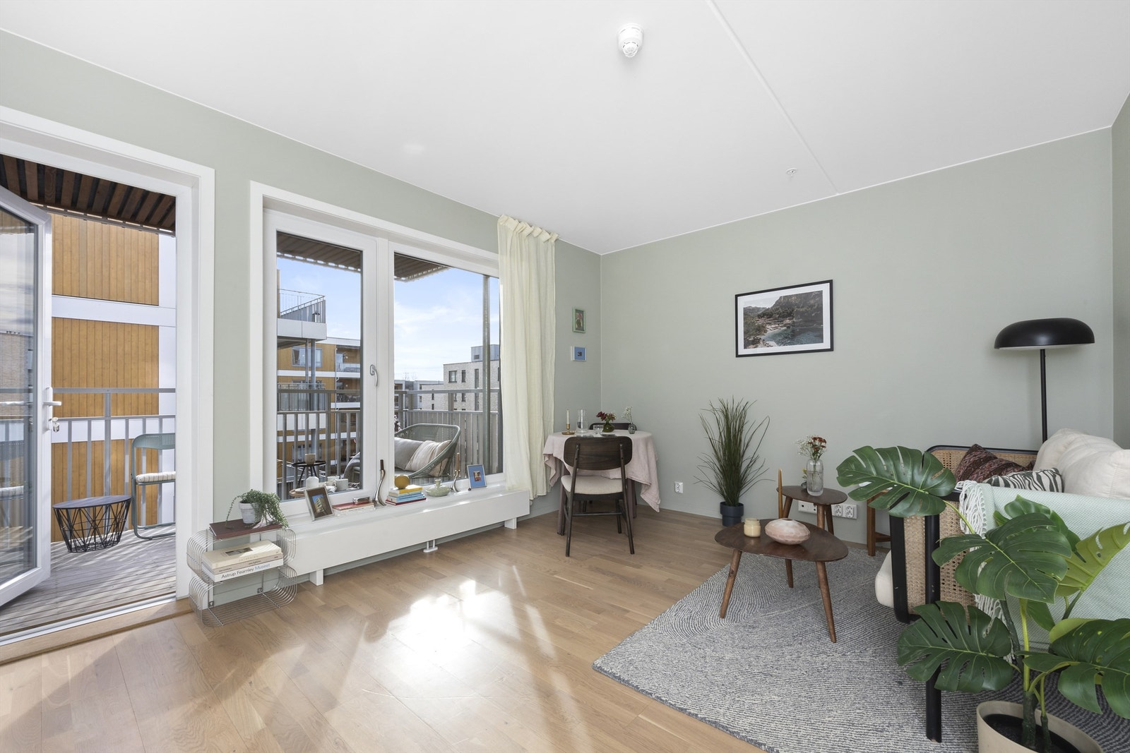 Lys og flott stue med god plass til sofagruppe, tv-møblement og spisestuebord Galleribilde