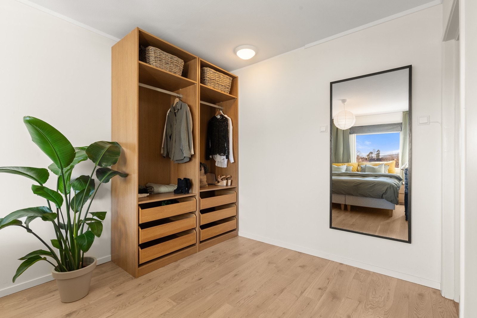 Garderobeskapet medfølger handelen. Galleribilde