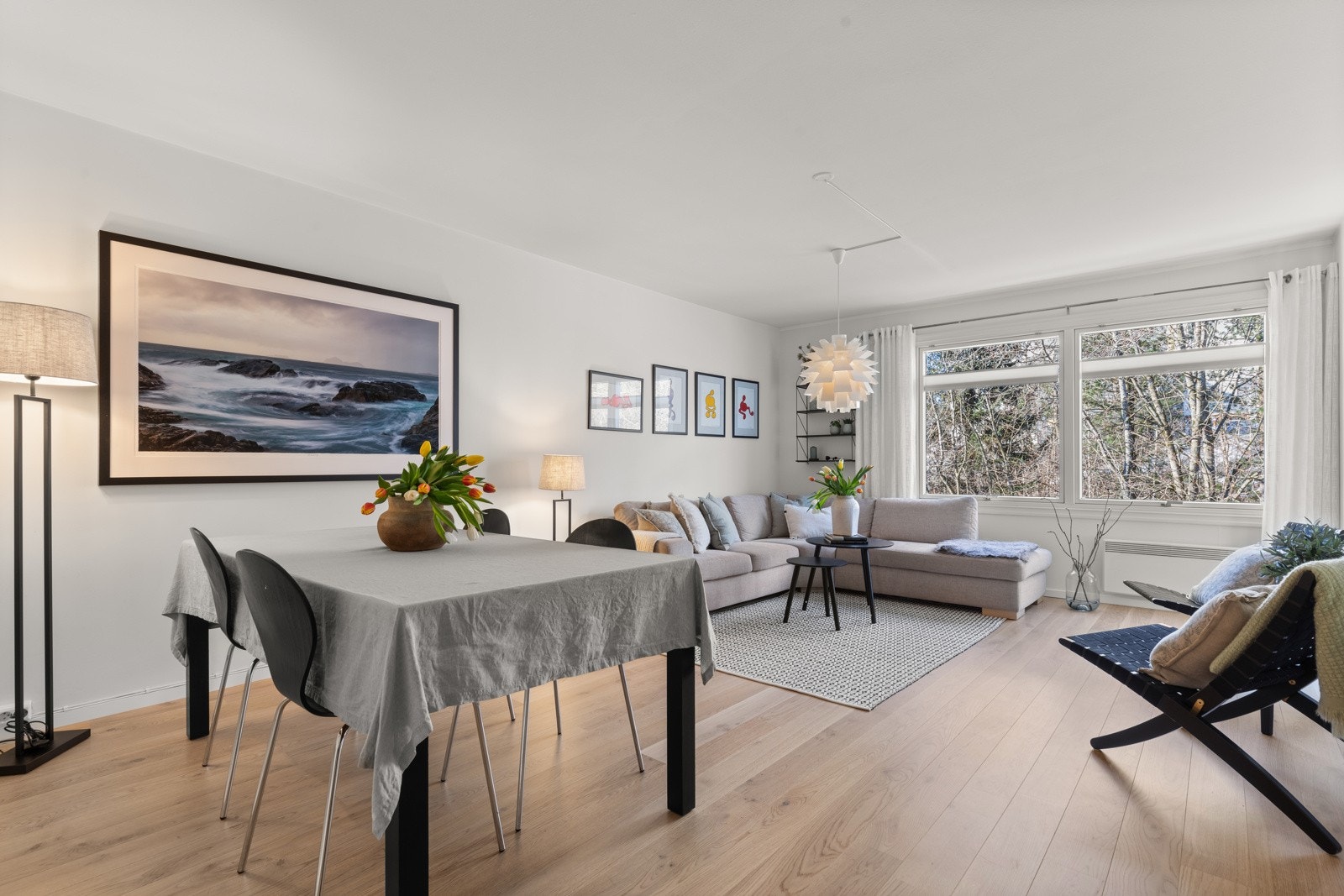 Lys og stor stue med store vindusflater som sørge for godt med naturlig innlys. Galleribilde