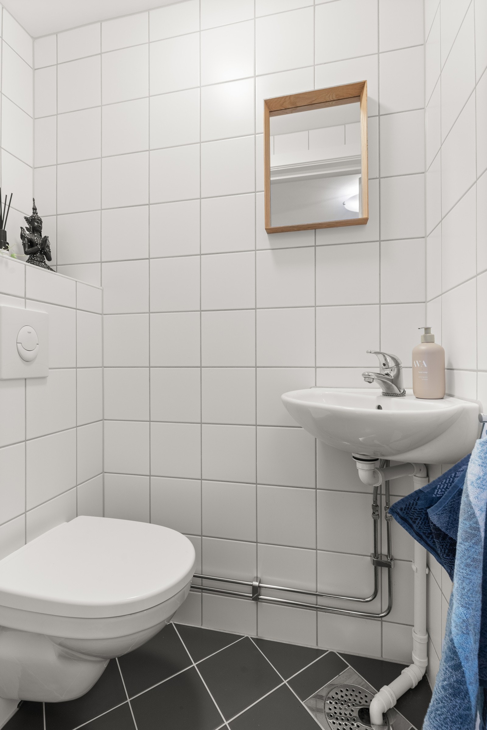 Praktisk med separat toalettrom, både for gjester og hverdagsbruk. Behagelig varme i gulv. Galleribilde