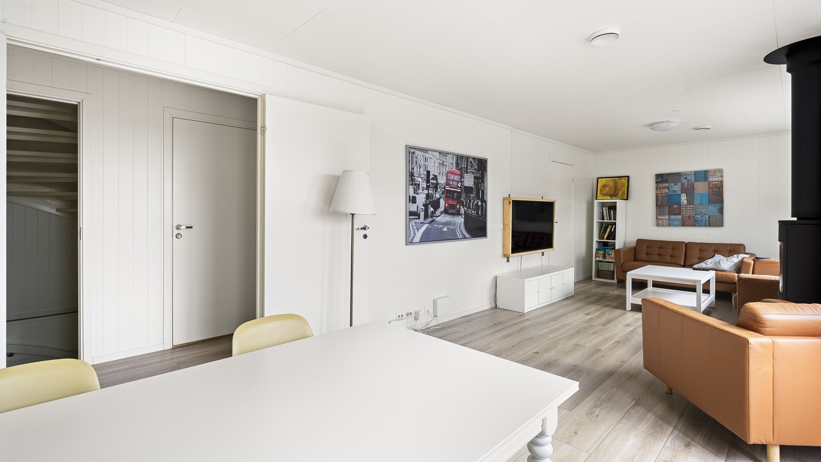 Vegg med dører til trappeløp og vegg mot kjøkken er satt opp ifbm. utleie. Disse vil fjernes ved overtagelse. Galleribilde
