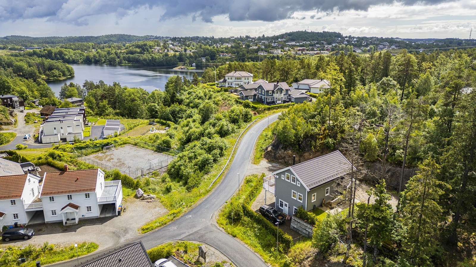 Boligen har en flott beliggenhet i grønne omgivelser, like ved Longumvannet Galleribilde