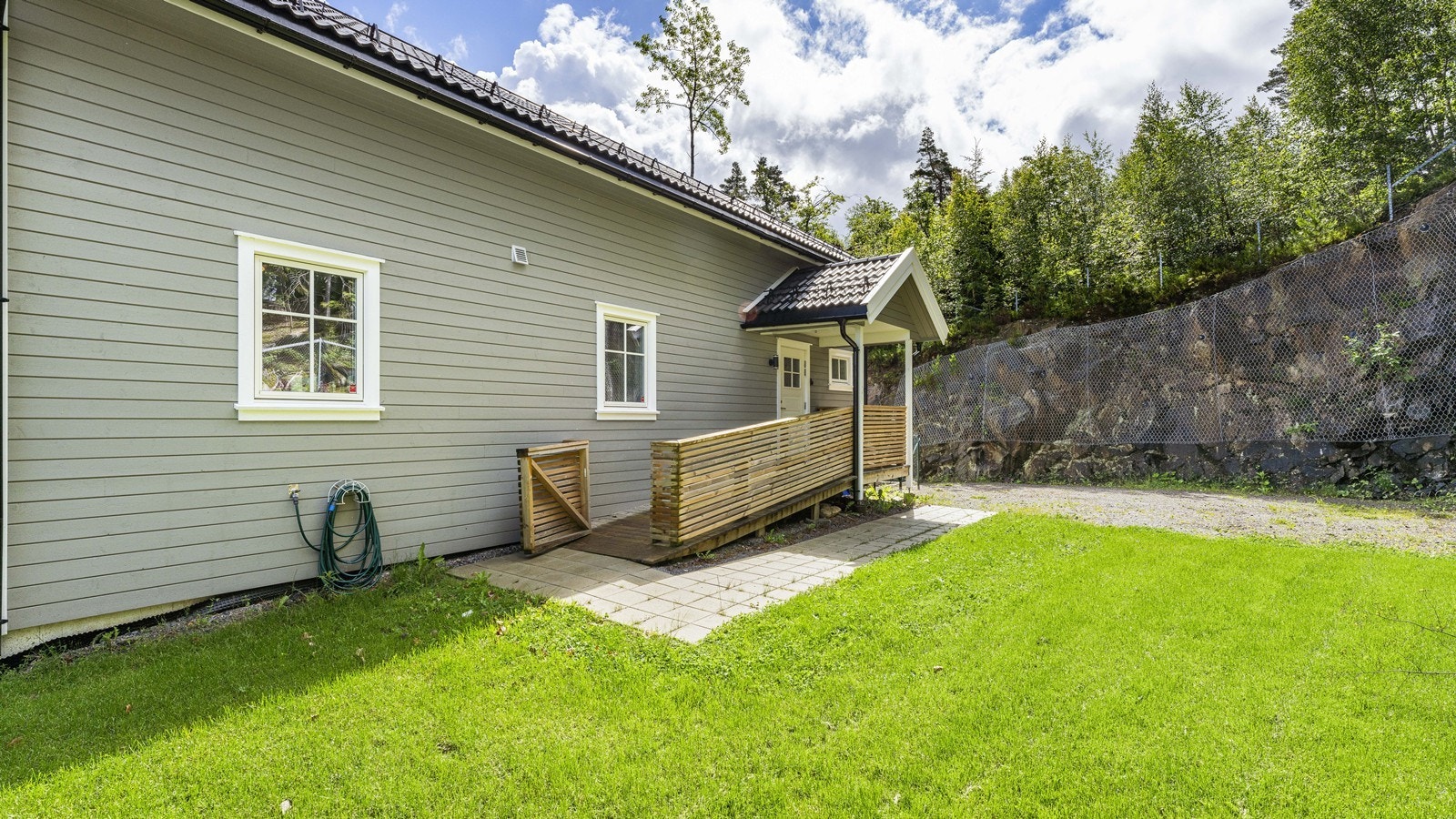 Boligen har en romslig tomt på rett i underkant av 1 mål. Store deler av tomten er i dag asfaltert (se andre bilder). Galleribilde