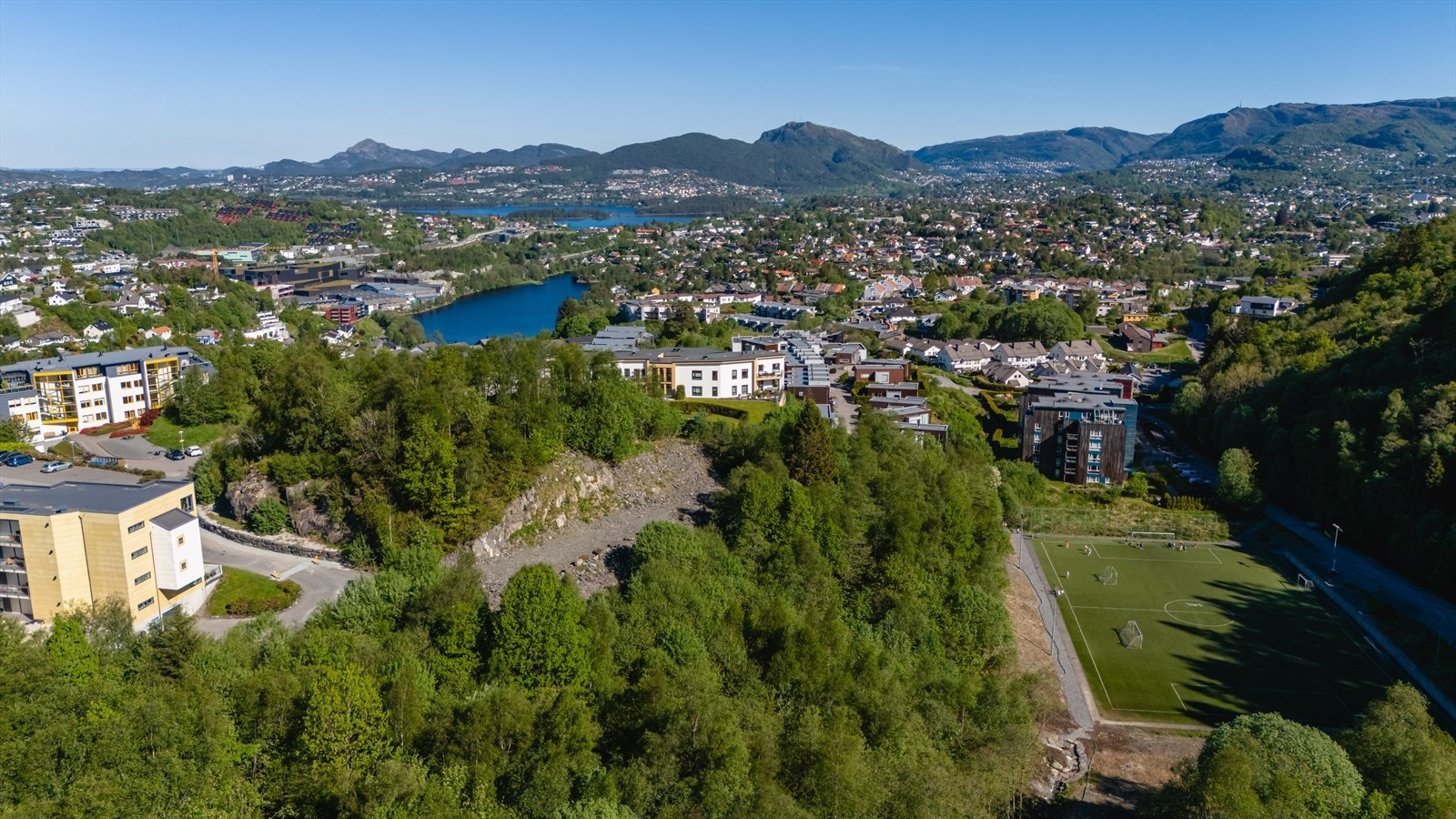 Tomten ligger i et attraktivt og etablert boligområde på Apeltun. Galleribilde