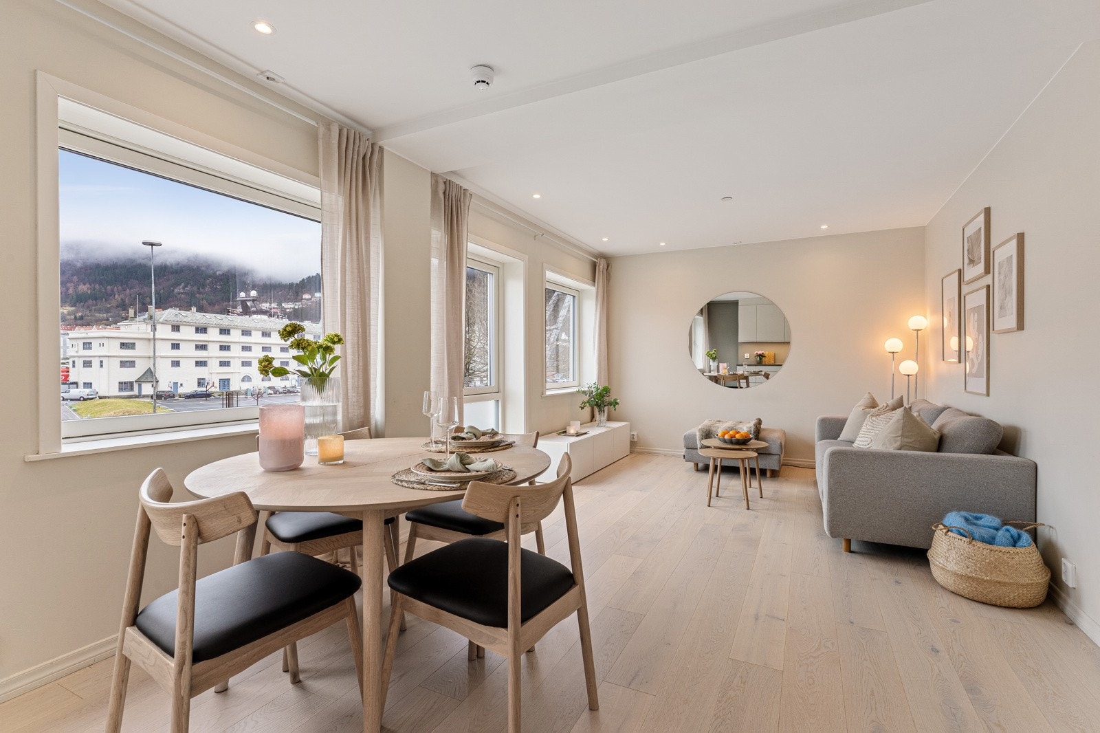 - Lekkert 1-stavs parkettgulv i en lys farge - Galleribilde