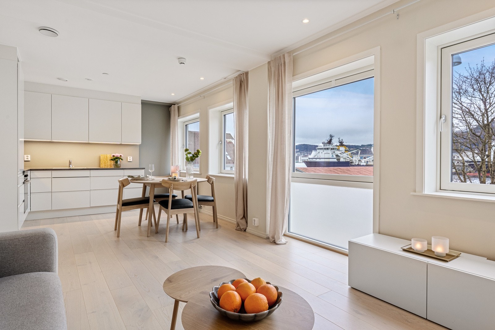 - Leiligheten har en åpen stue/kjøkken løsning, målt til 24,9 kvm , gode vindusflater med fin sjøutsikt - Galleribilde