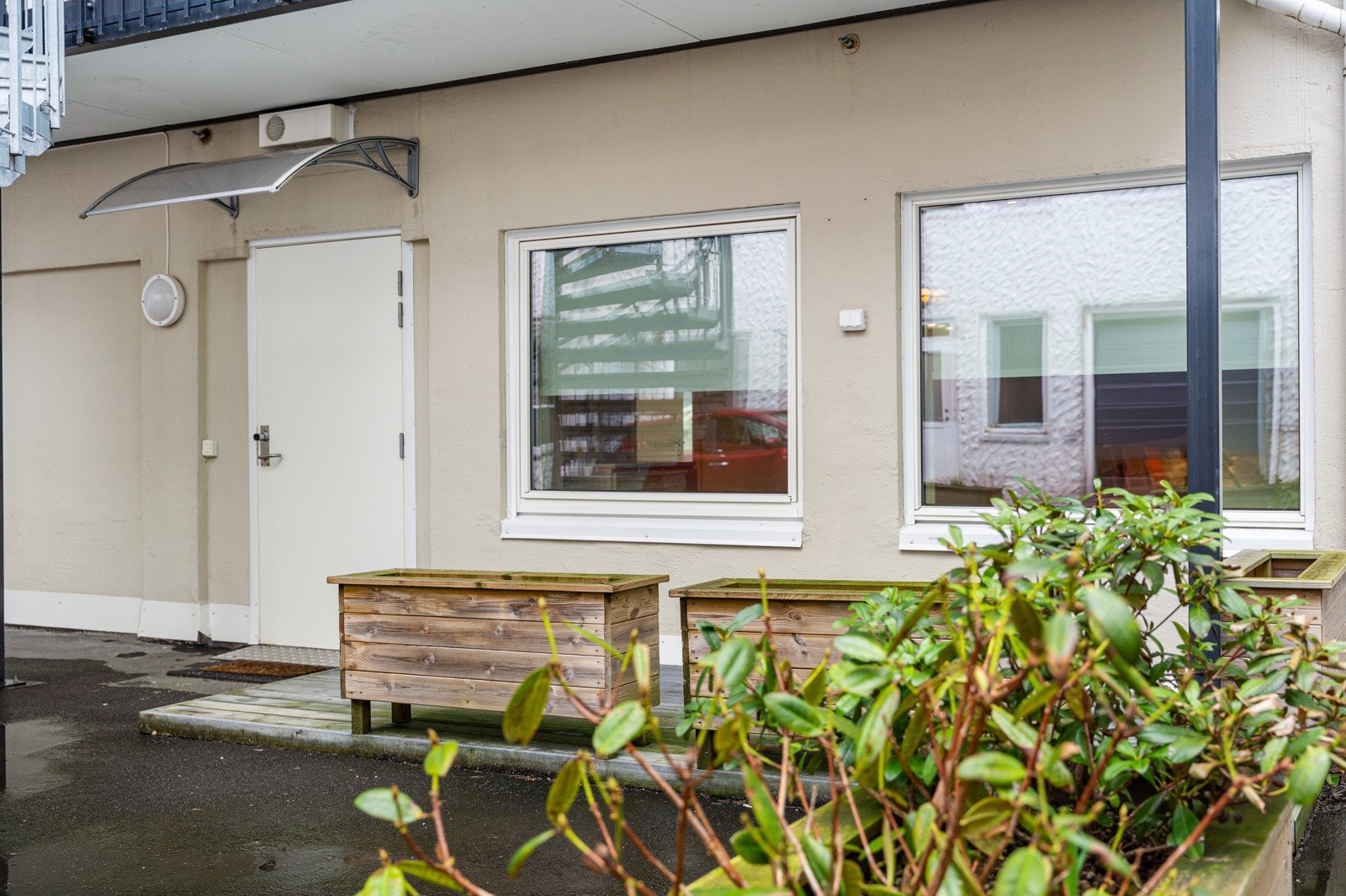 - Det er adkomst til leiligheten fra Strandgaten samt C.Sundtsgate, egen inngangsdør med liten terrasseplatting - Galleribilde