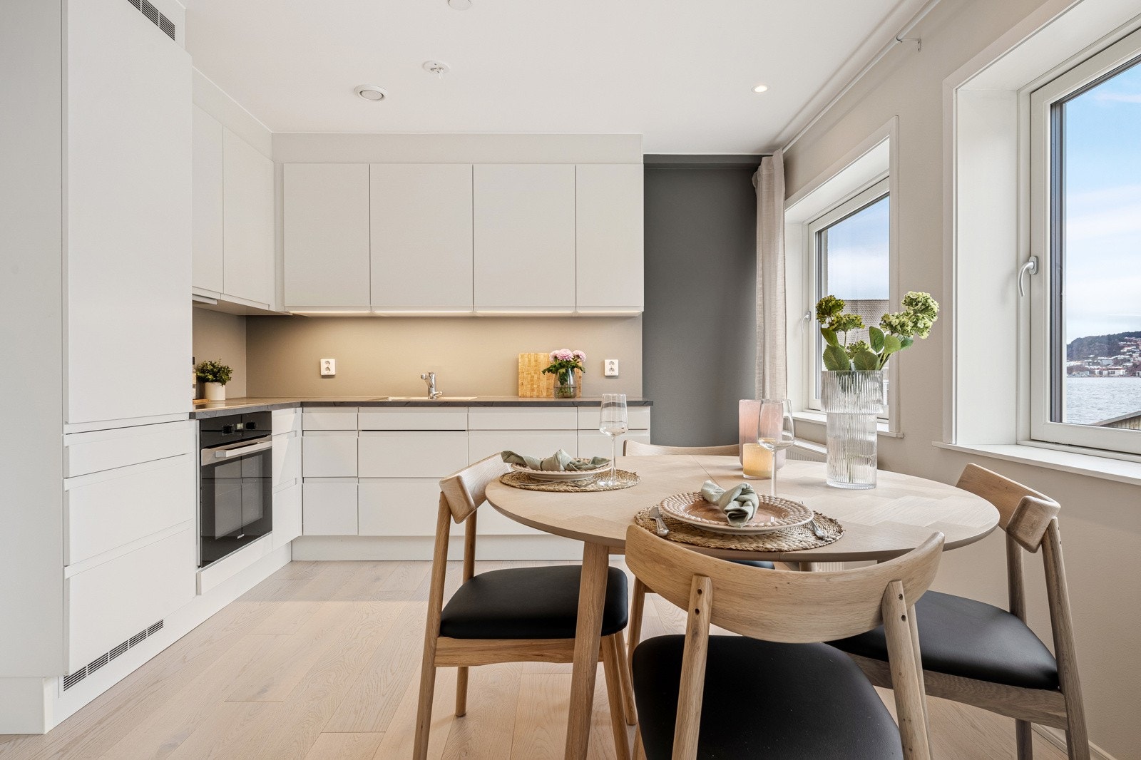 - Åpen stue/kjøkken løsning med god plass til både spisebord og salongdel - Galleribilde