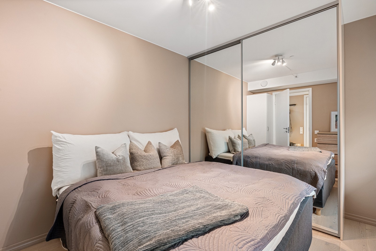 - Rommet er av god størrelse, målt til 10,2 kvm. Her er stort garderobeskap med massevis av plass - Galleribilde