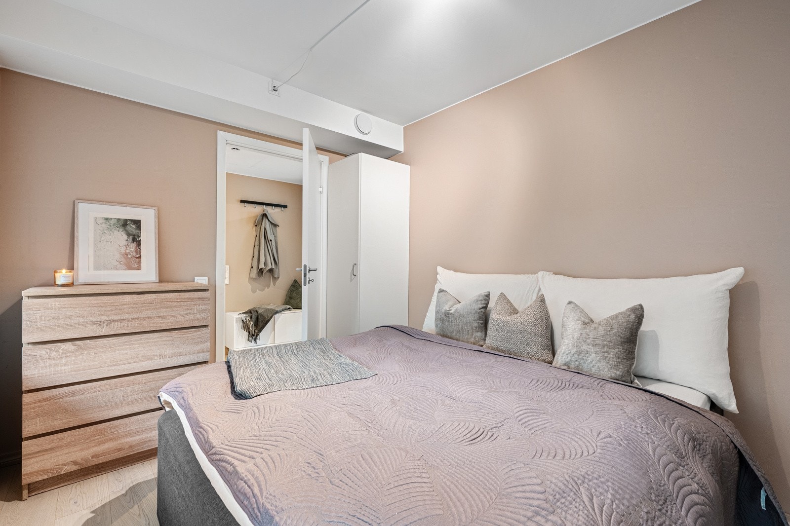 - Fra gangen er det inngang til leilighetes soverom - Galleribilde