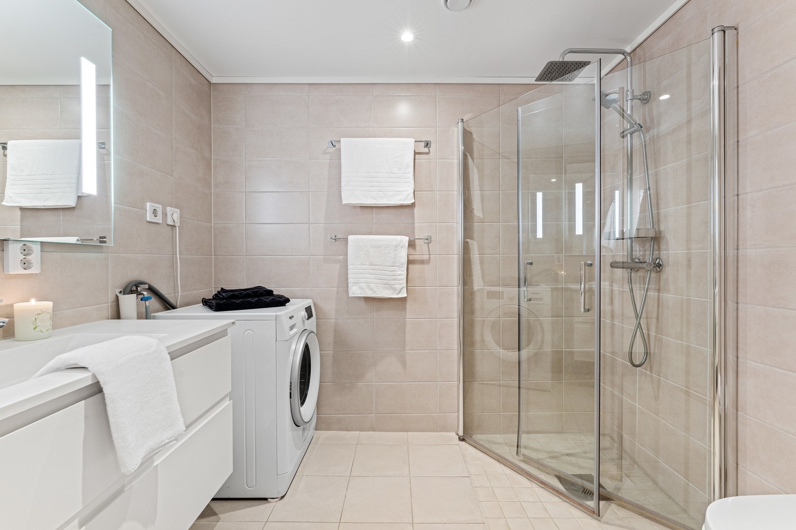 - Lekkert helfliset baderom fra 2020 - Galleribilde