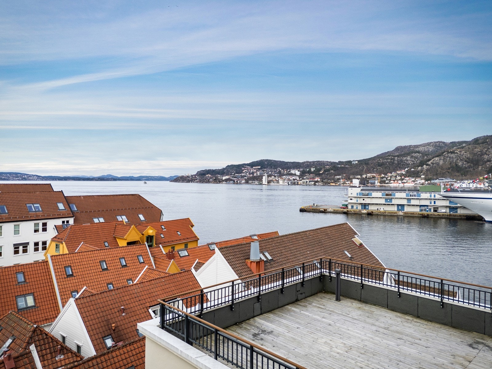 - Borettslaget har to flotte takterrasser med nydelig sjøutsikt og svært gode solforhold - Galleribilde