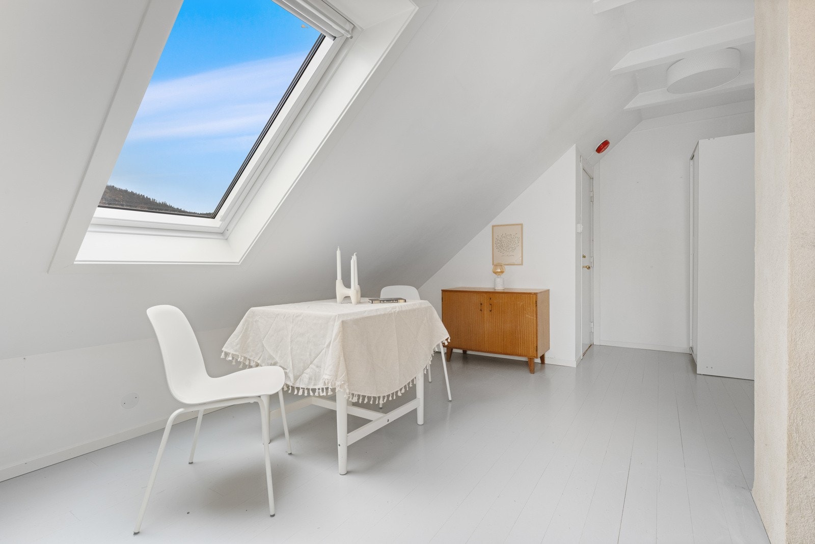 Leiligheten er malt i lyse farger og her kan en fint innrede slik man måtte ønske. Galleribilde