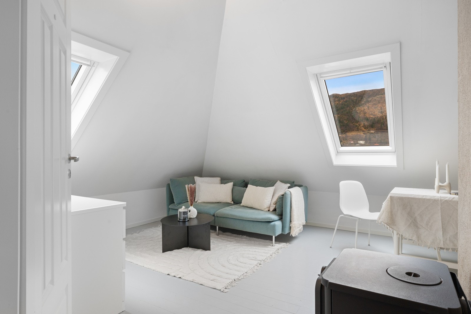 I stuen kan en fint innrede med sofa- og spisegruppe. Galleribilde