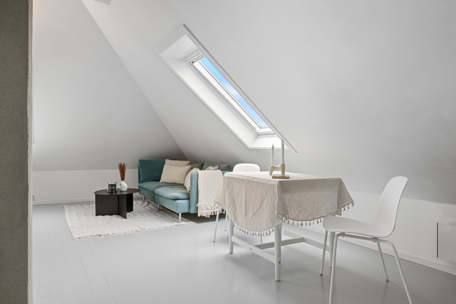 I leiligheten er det gode vindusflater som gir herlig lysinnslipp. Galleribilde