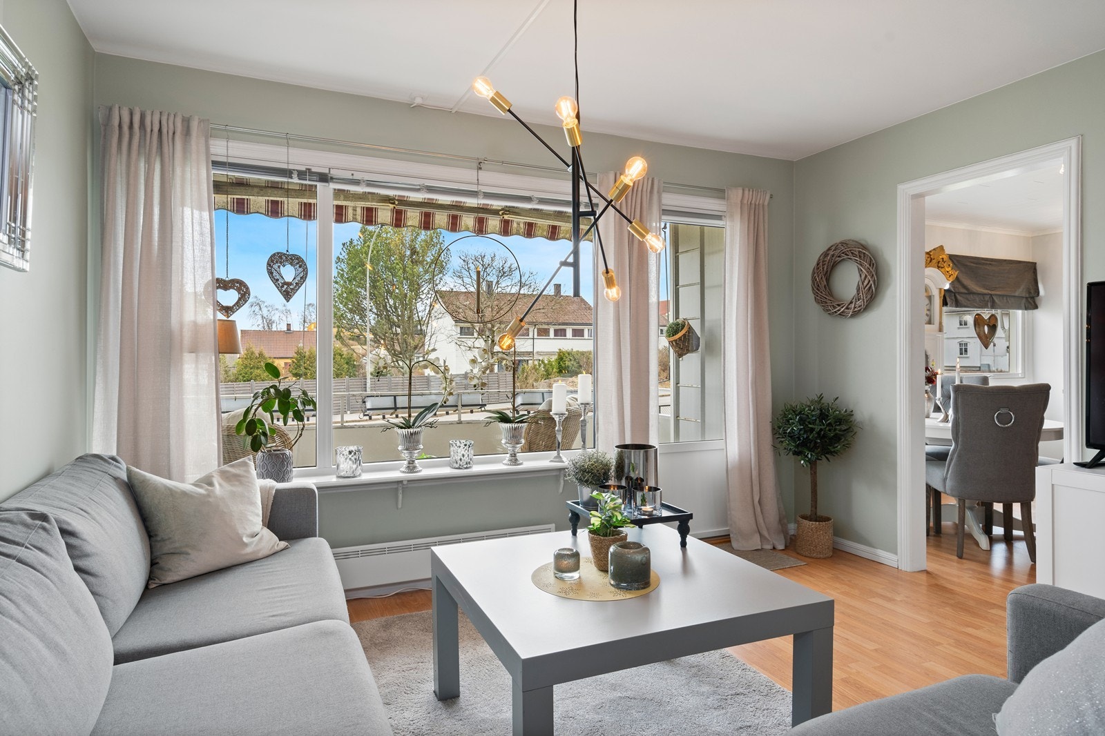 Fra stuen er det utgang til leilighetens veranda Galleribilde