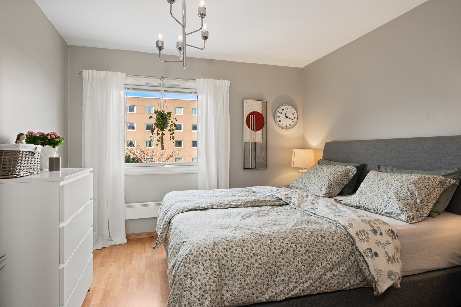 Hovedsoverom er innbydende i lyse fargetoner Galleribilde