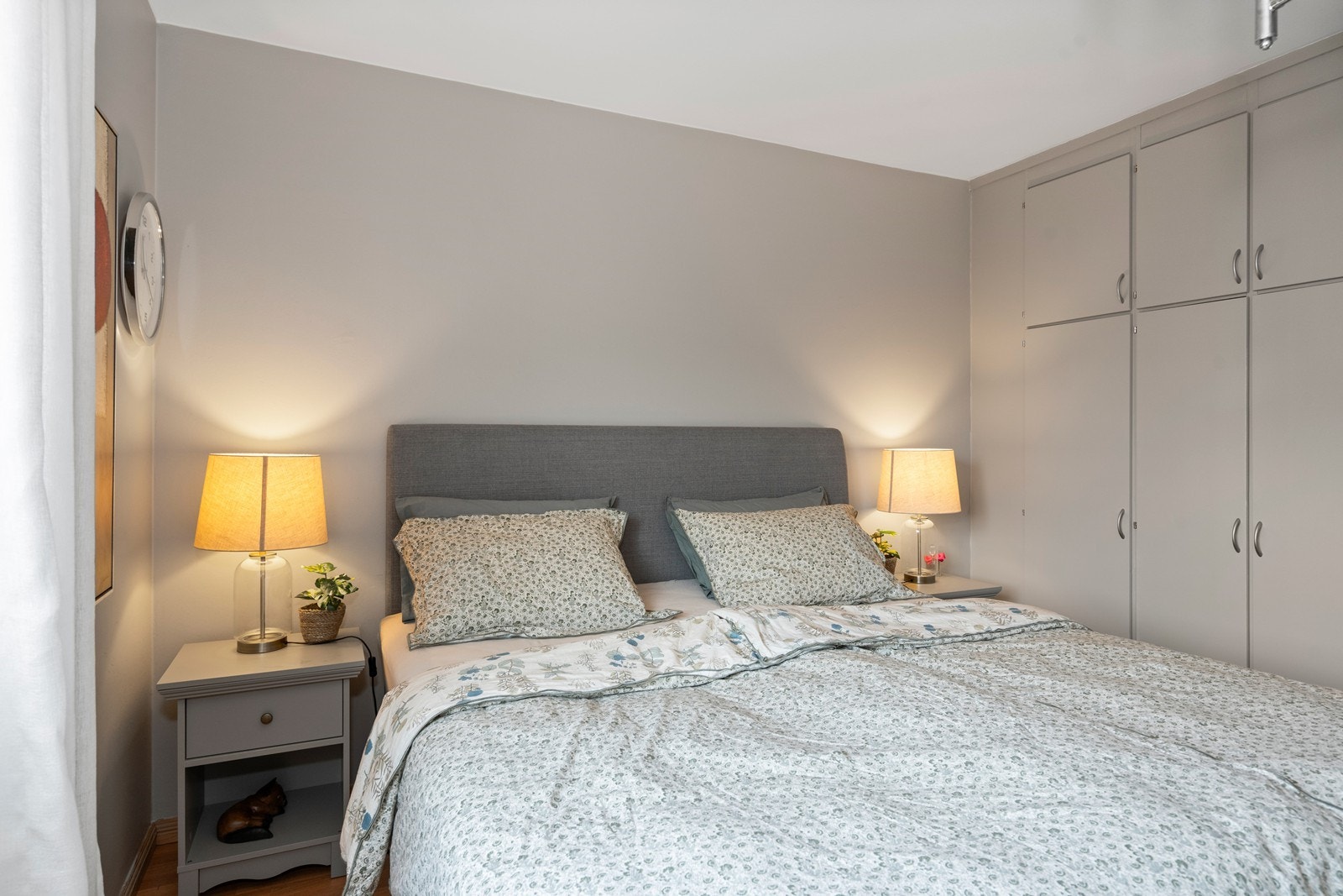 På hovedsoverommet er det også innebygde garderobeskap som gir gode oppbevaringsmuligheter Galleribilde