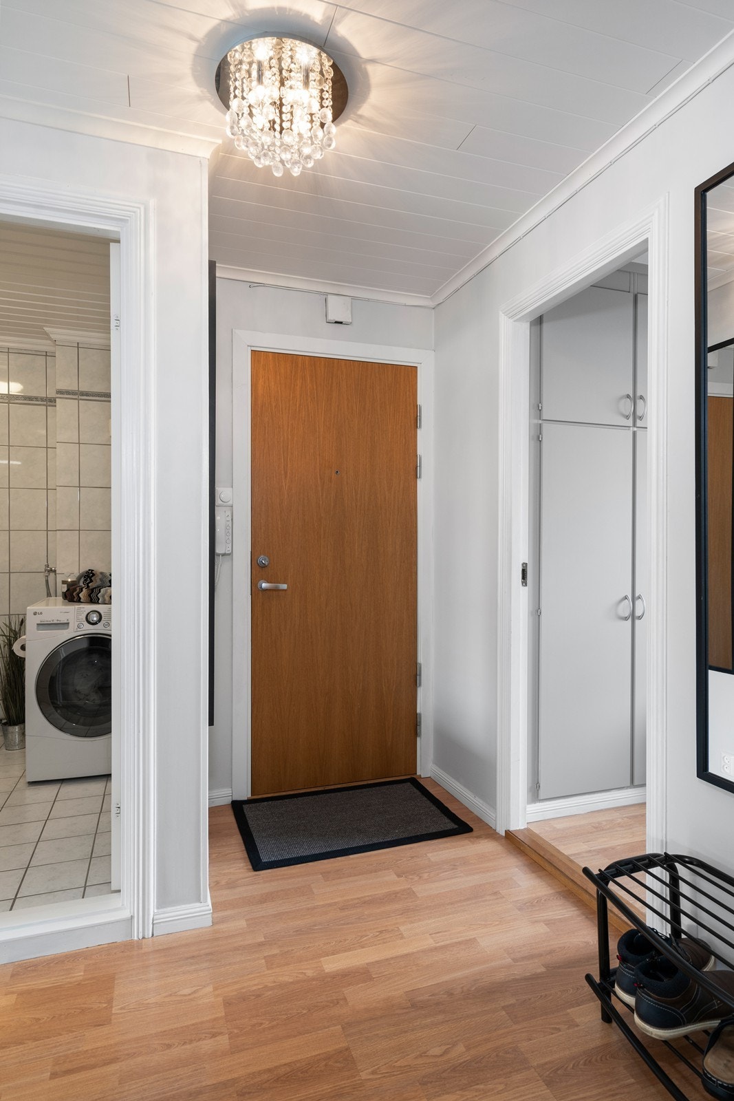 Entréen med plass til både skostativ og oppheng av klær Galleribilde