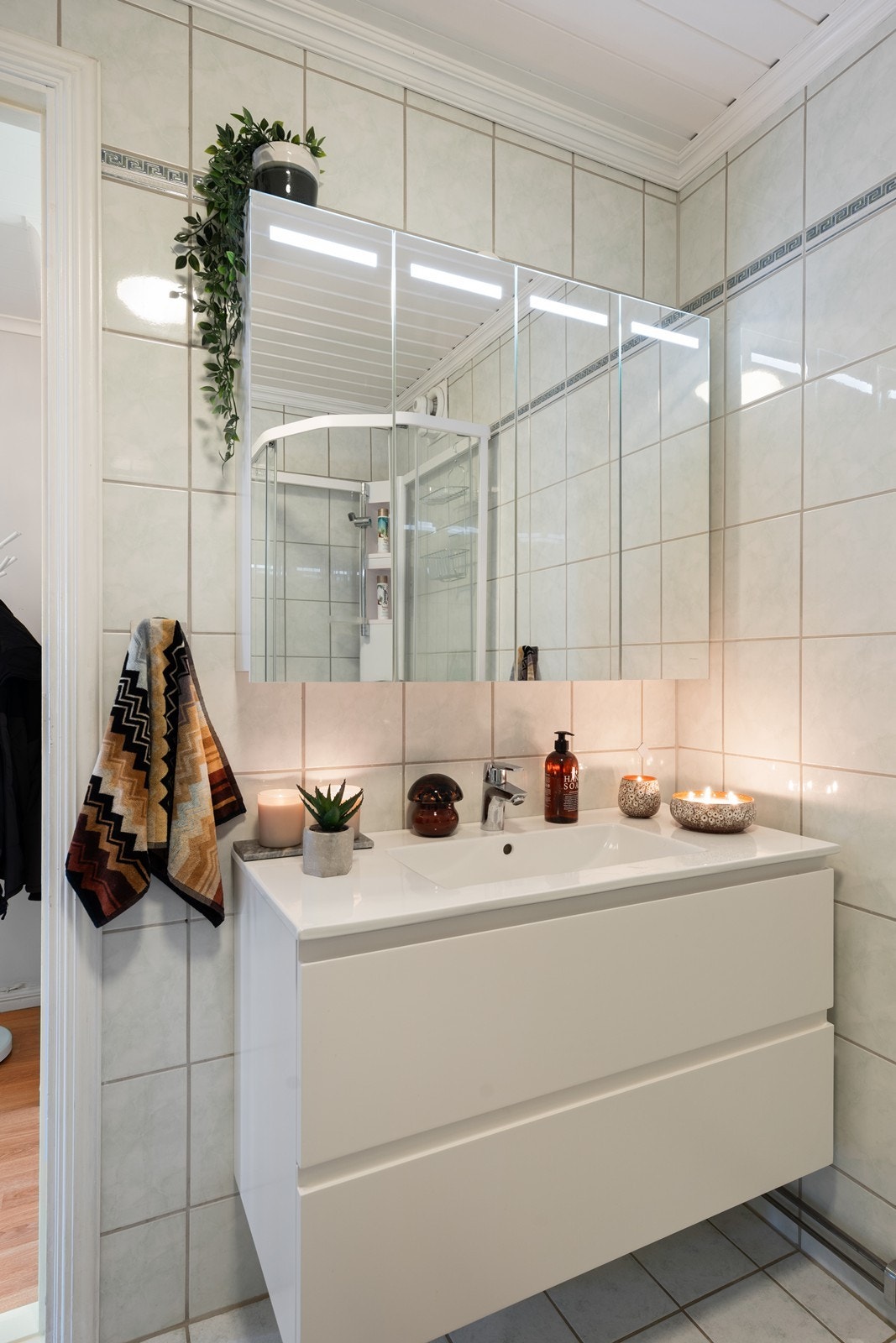 Baderomsinnredning med overskap av speil m/lys Galleribilde