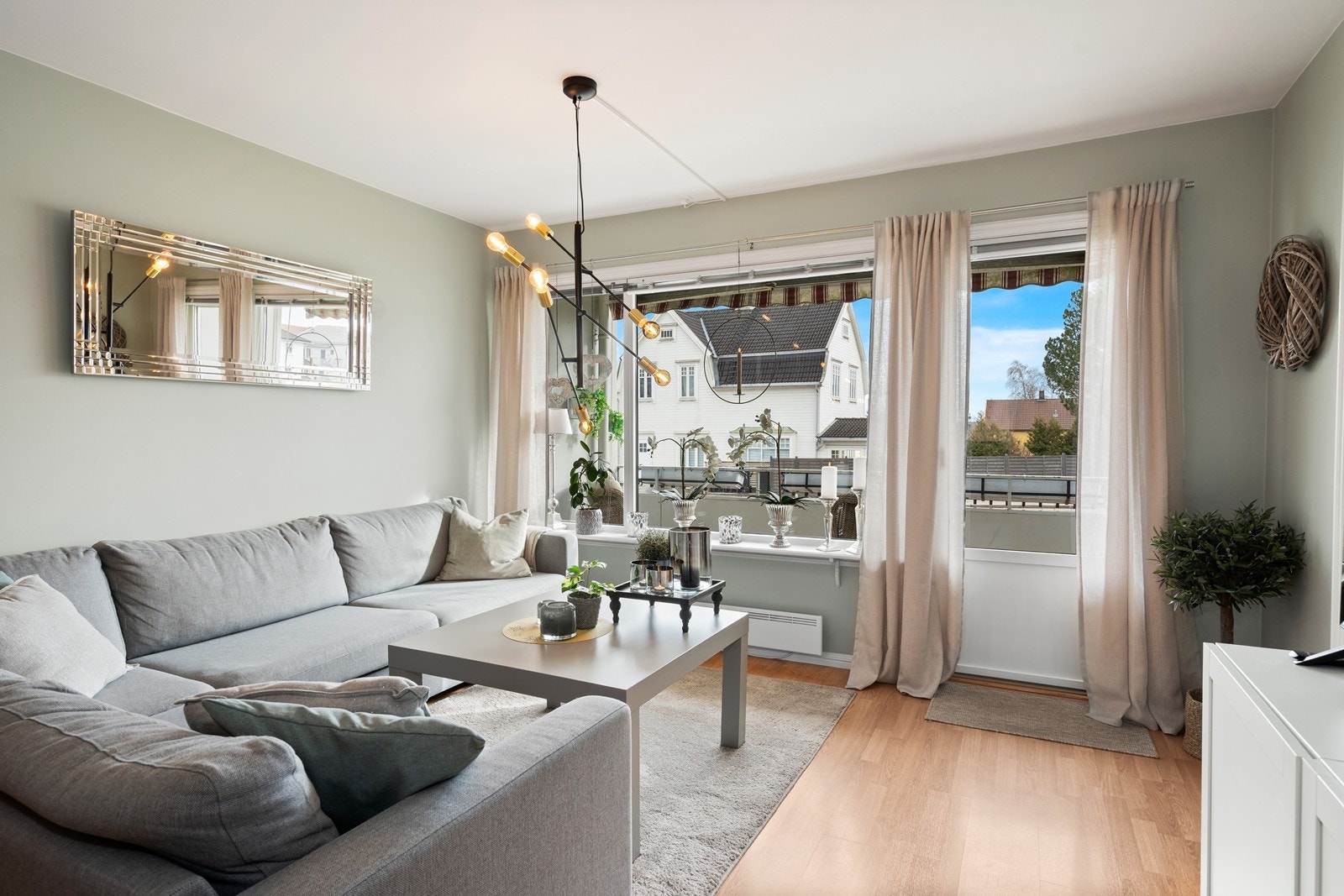 Stuen har lyse og duse farger Galleribilde