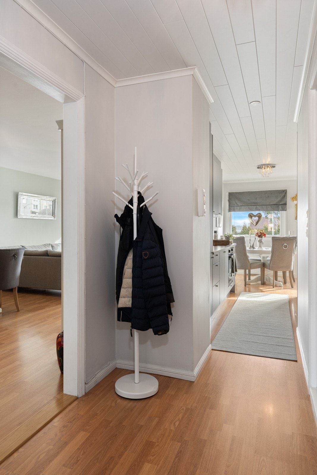 Entréen mot stuen og kjøkkenet Galleribilde