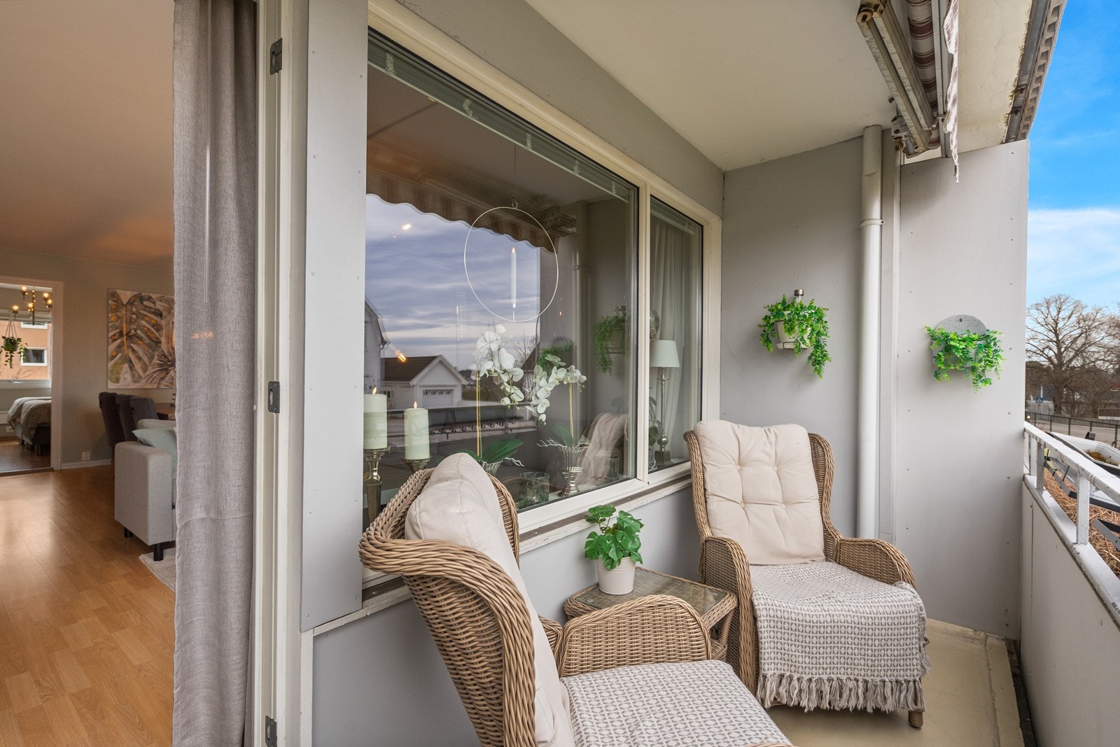 Veranda med plass til liten sittegruppe Galleribilde