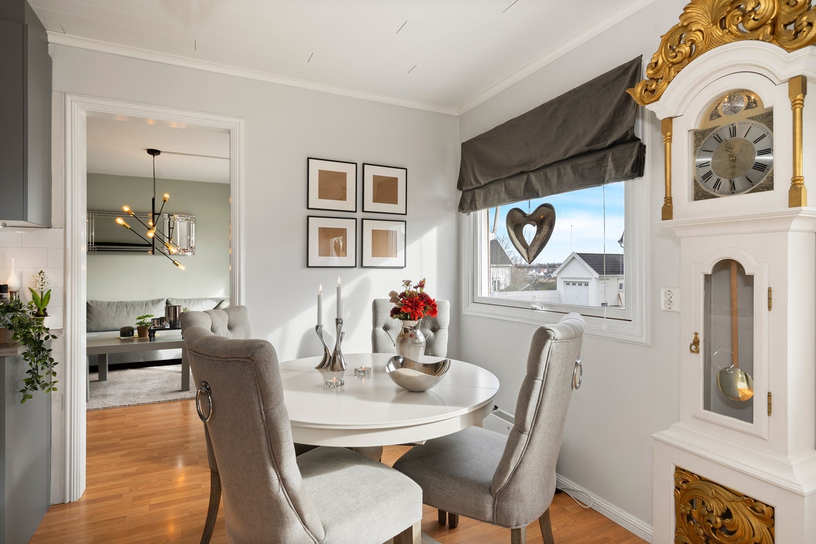 Fra spisekroken på kjøkkenet er det inngang til stuen Galleribilde