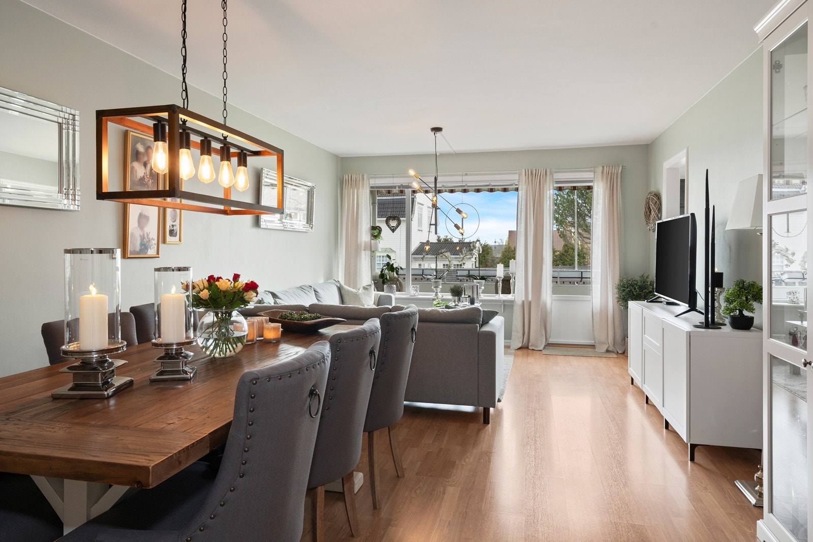 Vindusflatene i stuen gir gode lysforhold på dagtid Galleribilde