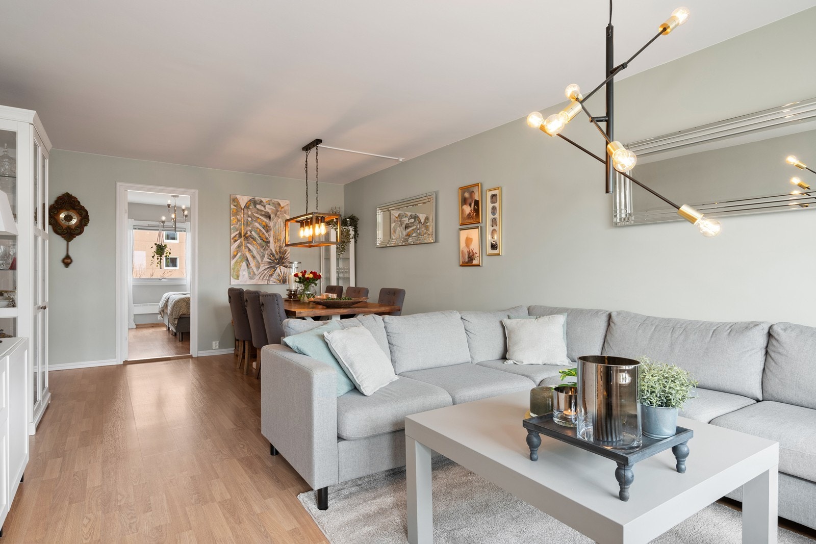 Det er god plass til både salong og tilhørende bord i stuen Galleribilde