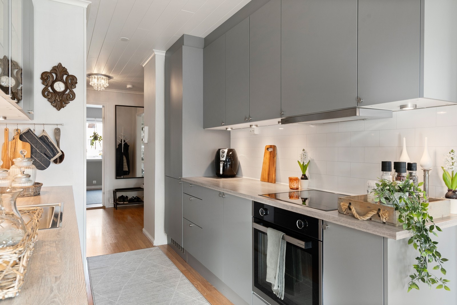 Innredning med glatte fronter og laminat benkeplate Galleribilde