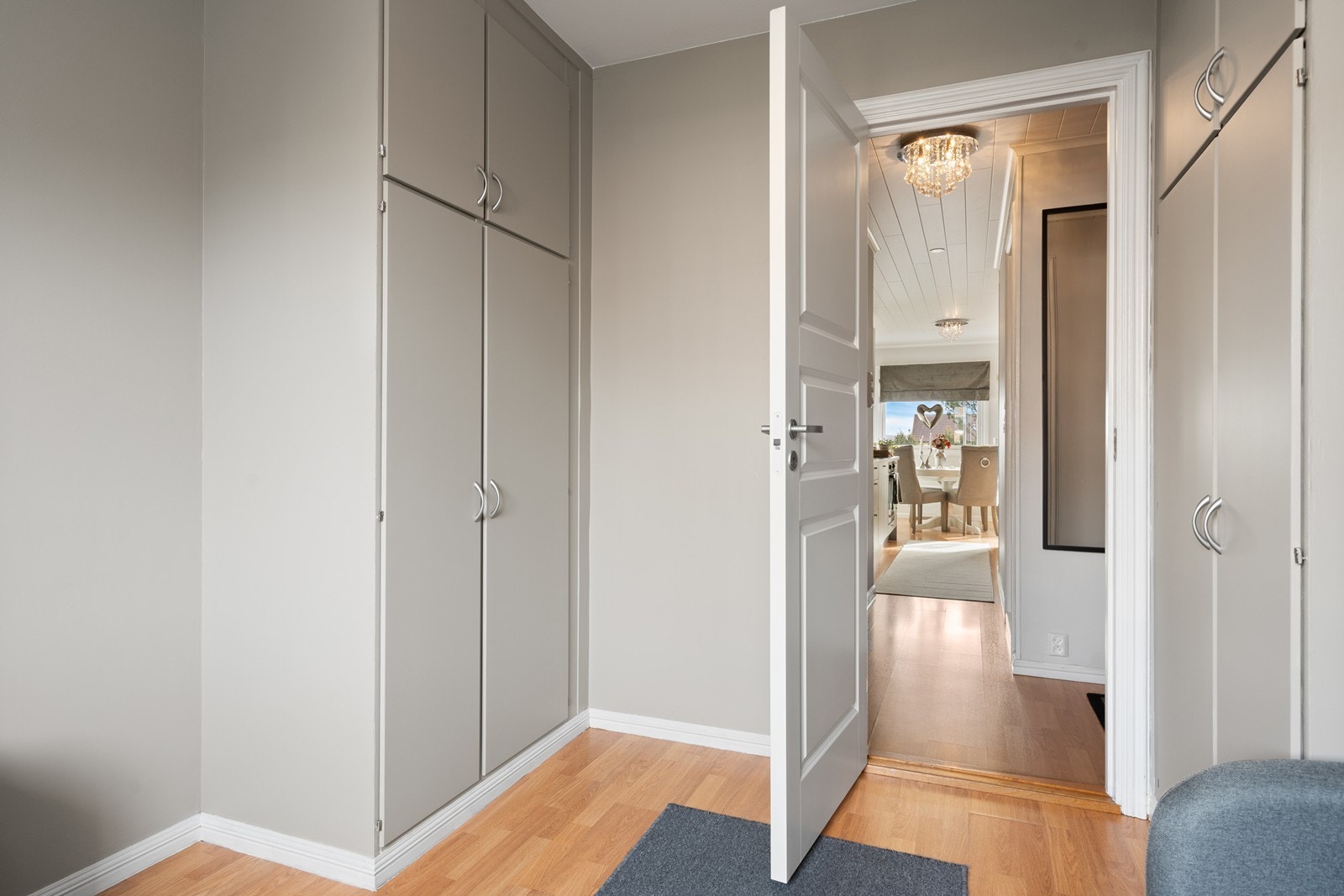 Soverom 2 - med 2 stk. innbygde garderobeskap på hver sin side av rommet Galleribilde