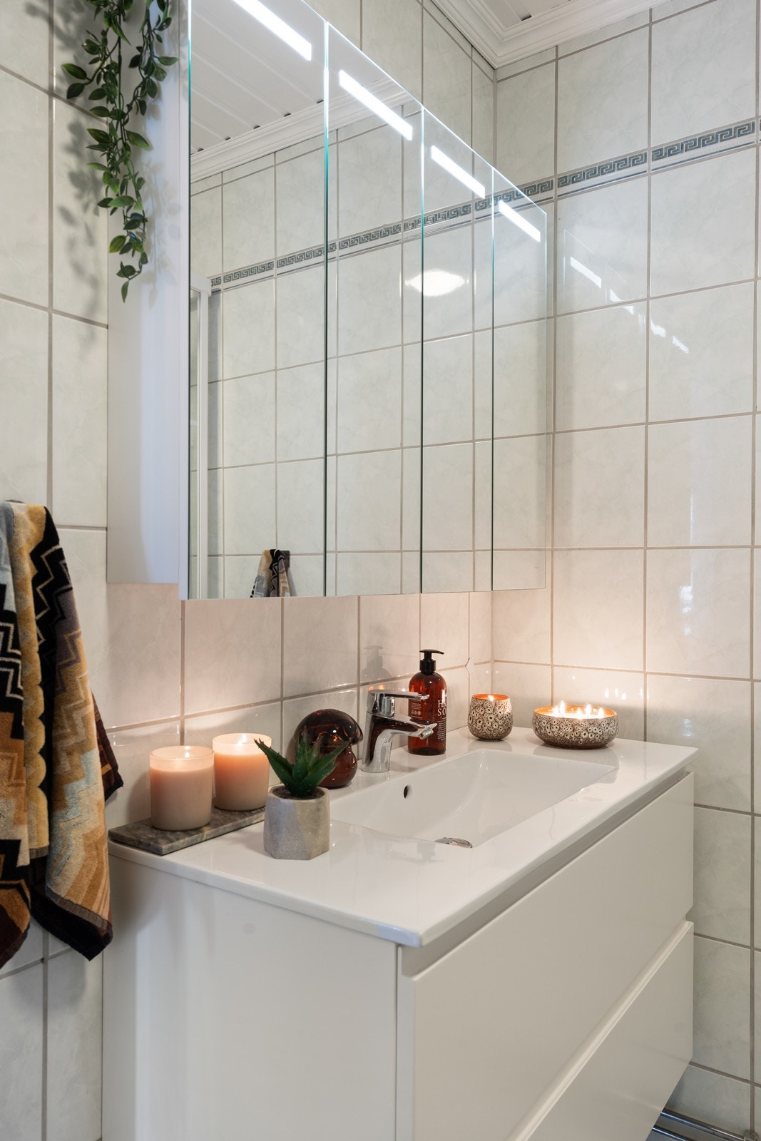 Innredningen har heldekkende vask og skuffeseksjon for oppbevaring Galleribilde