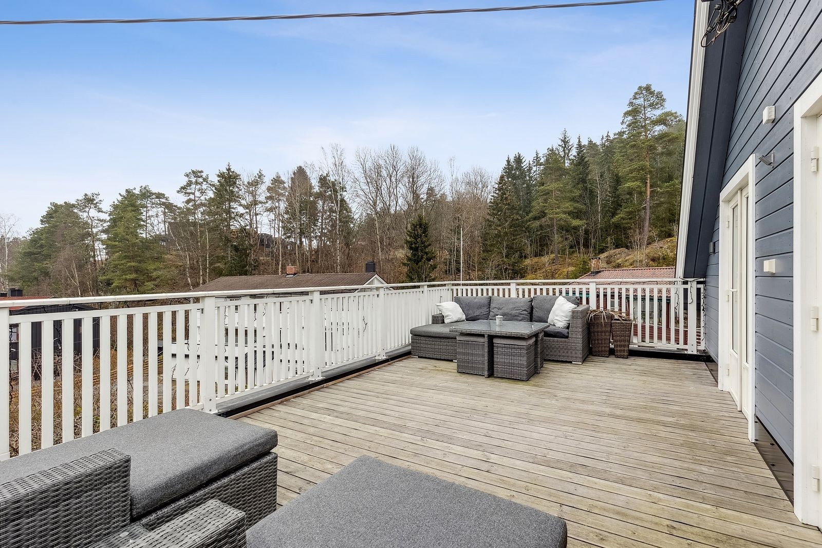 Stor terrasse med god plass til utemøblement og grill Galleribilde