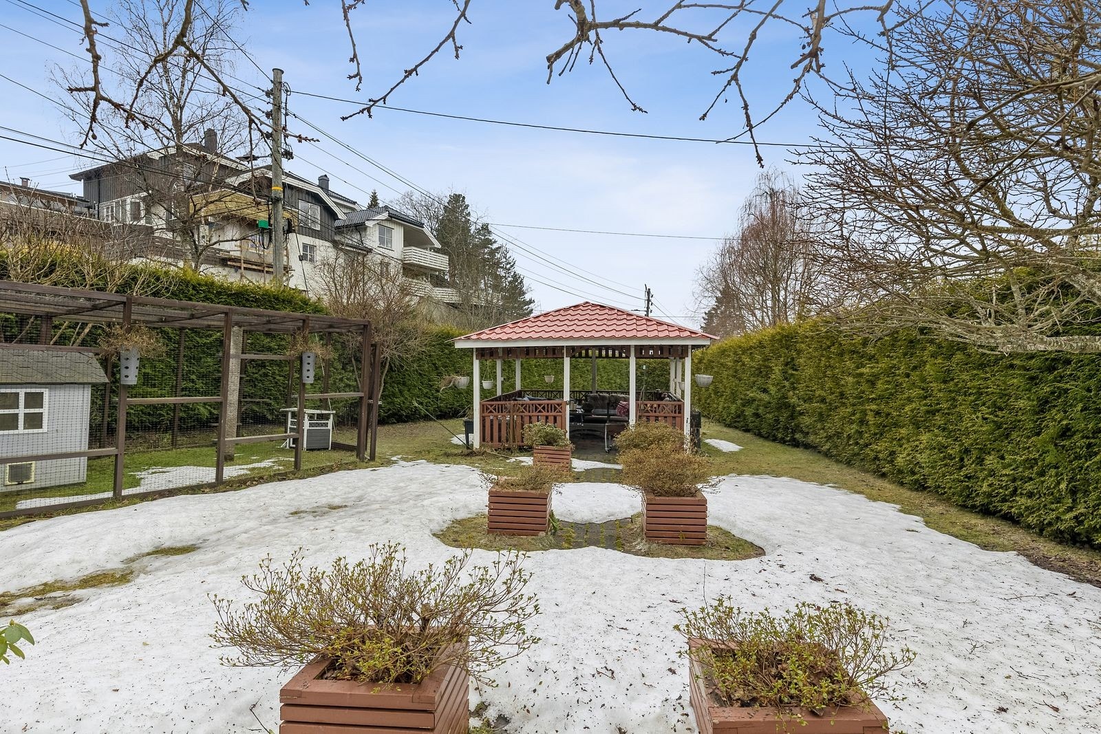 Solrik og idyllisk hage Galleribilde