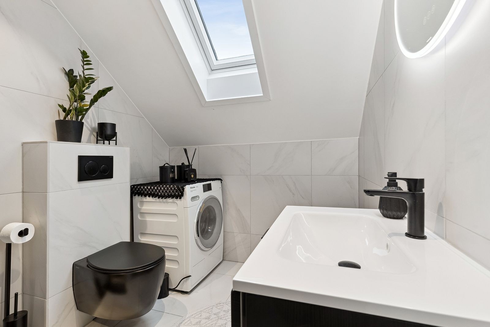 Pent flislagt bad med varmekabler. Vaskemaskin medfølger Galleribilde