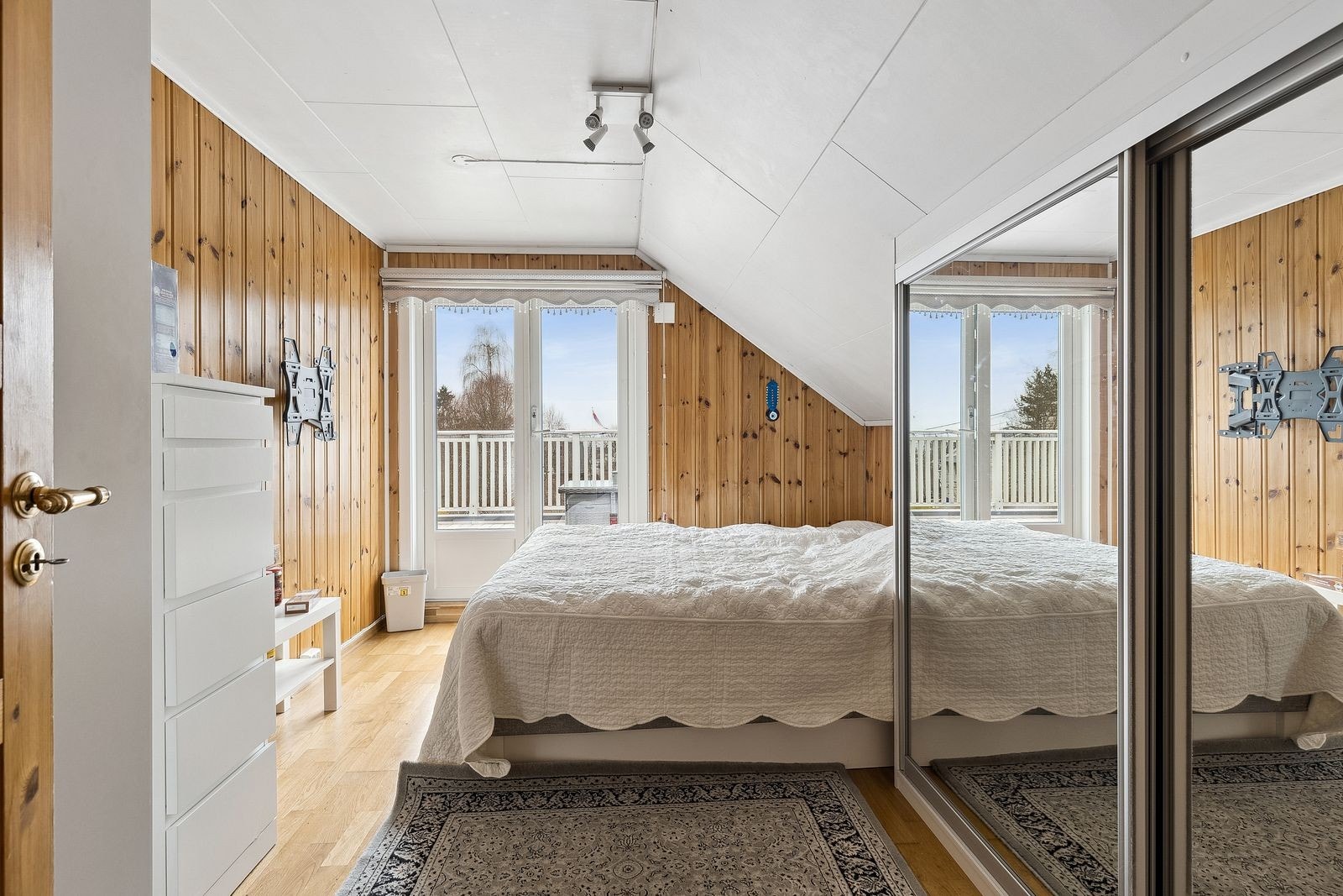 Hovedsoverommet fremstår som lyst og romslig med stor skyvedørsgarderobe Galleribilde