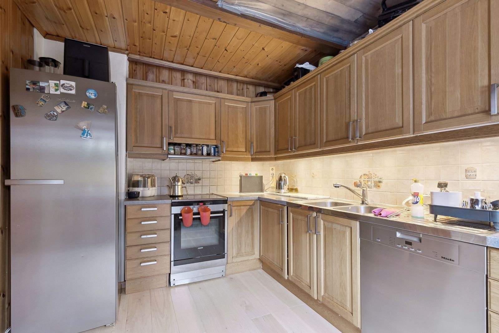 Romslig kjøkken med hvitevarer Galleribilde