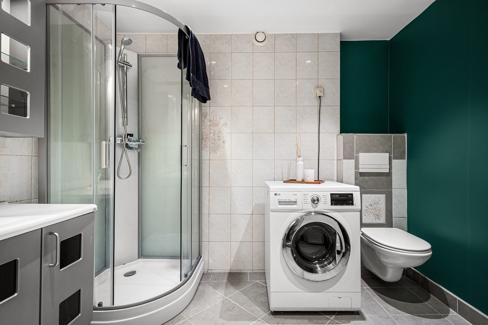 Badet er innredet med vegghengt toalett, servantmøbler, overskap og nytt dusjkabinett. For øvrig gulvvarme og opplegg til vaskemaskin. Galleribilde